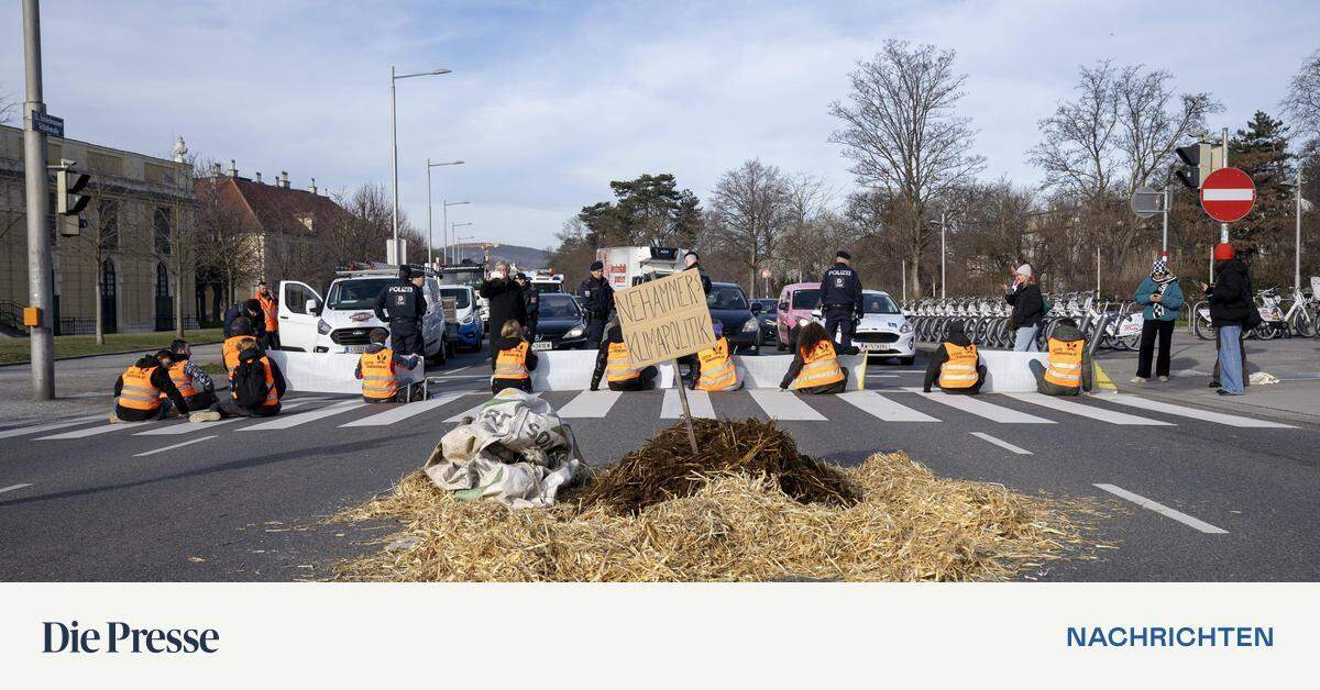 Letzte Generation Blockiert Mit Misthaufen Verkehr Vor Schloss ...